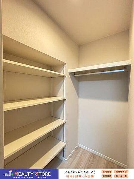 衣類はもちろん、バッグや季節用品もまとめて収納可能なWIC♪
