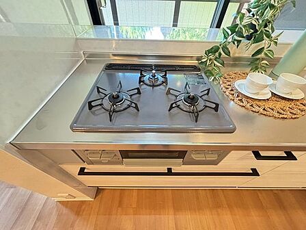 火力にこだわるお料理など、使い勝手良好の3口コンロです♪