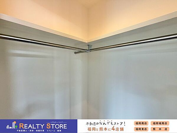 衣類はもちろん、バッグや季節用品もまとめて収納可能なWIC♪