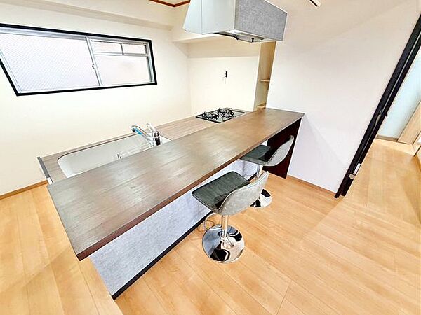 キッチンにはまるでお店のようなカウンター付き♪くつろぎのカフェタイムやお酒を楽しむバーカウンターとしても♪