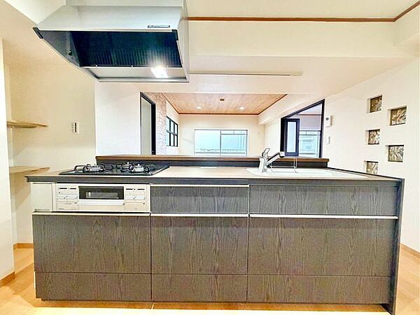 収納たっぷりの使いやすいシステムキッチン♪対面式でご家族とのコミュニケーションも取りやすい♪