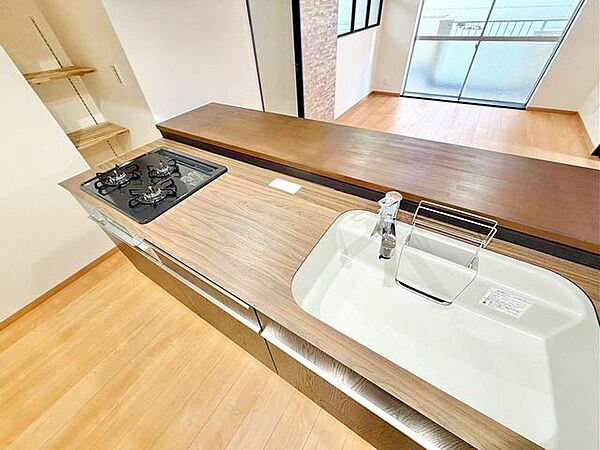 木目調のワークトップが特徴的♪インテリアになじむデザイン性のあるキッチンに仕上げました♪