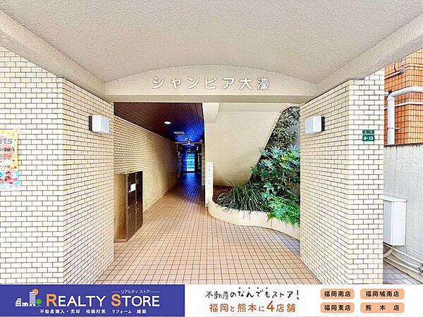宅配ボックス付きのエントランス♪1階部分にはコインランドリーがあるので梅雨時などでも安心です♪