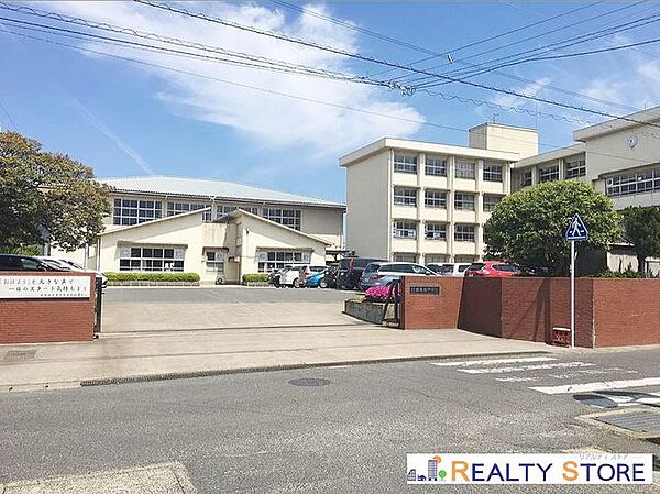糸島市立前原西中学校 徒歩15分。 1100m