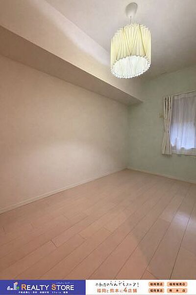 【洋室】腰高の窓で机やベッドなど家具の配置がしやすい洋室♪子供部屋にオススメ♪