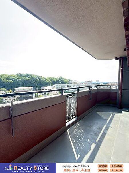 【ワイドバルコニー】日当たり良好なバルコニー♪2部屋にまたがるワイドサイズでお洗濯物も一気に干せます♪