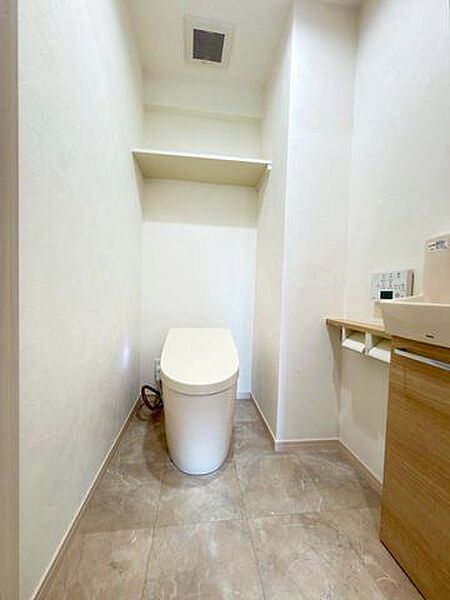 【トイレ】温水洗浄機付き便座で快適♪シンプルかつ白を基調とした清潔感のある空間に仕上がっています♪