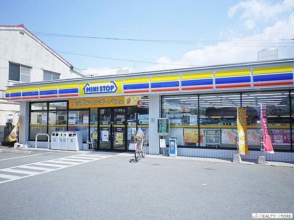 ミニストップ名島2丁目店 徒歩8分。 600m