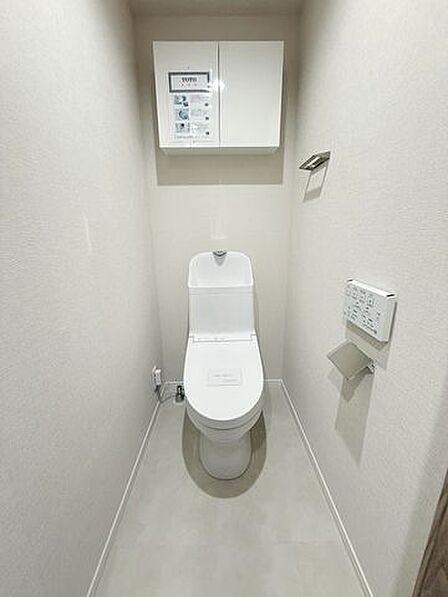 【トイレ】温水洗浄機付き便座で快適♪シンプルかつ白を基調とした清潔感のある空間に仕上がっています♪