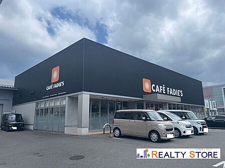 カフェファディ粕屋仲原店 徒歩14分。 1000m