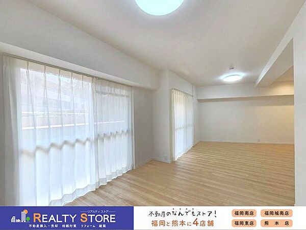 【居心地の良いリビング】一日の中で多くの時間を過すことになるリビングダイニングだからこそ、いつも穏やかな空間であることが必然。爽やかな通風と採光を存分に感じる事が出来る空間です。