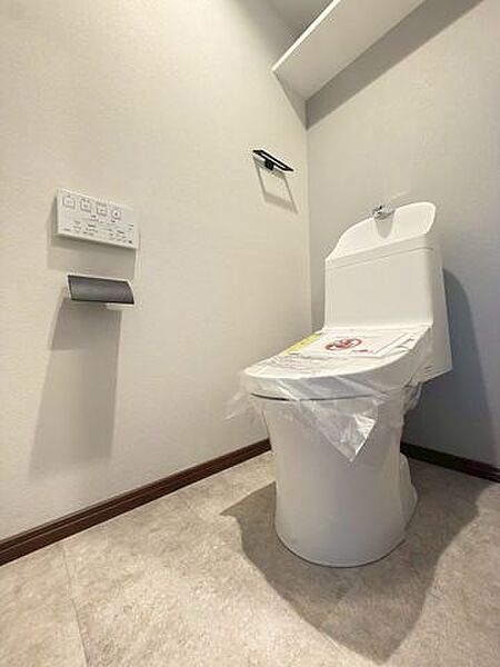 【トイレ】温水洗浄機付き便座で快適♪シンプルかつ白を基調とした清潔感のある空間に仕上がっています♪