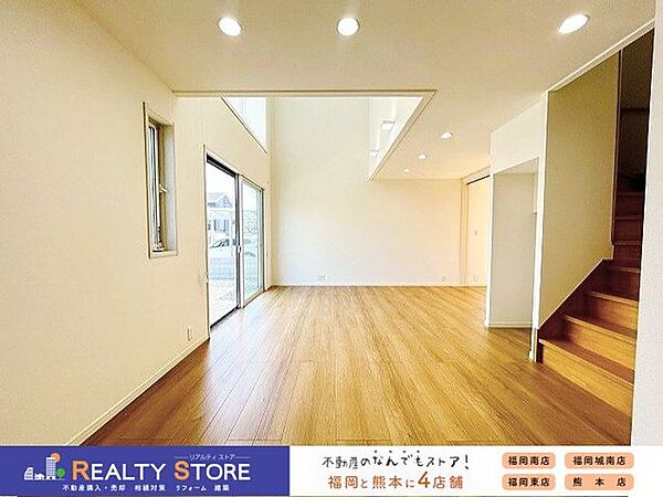 【寛ぎの空間】リビングは家族全員の集まる憩いの場、この場所を通じて家族の楽しい会話が聞こえてきそうなリビングですね♪