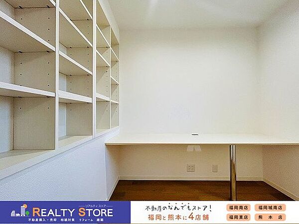 【納戸】収納力の高い納戸♪ご家族のお荷物やシーズンオフのお洋服の収納に便利です♪