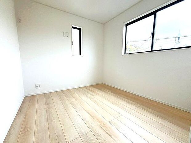 ☆5帖東側洋室☆明るめの床板で木のぬくもりの感じられるお部屋♪