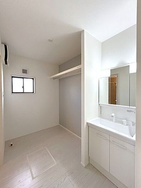 ☆洗面脱衣室☆ゆとりのある広さの洗面脱衣室♪洗面台は使い勝手の良い三面鏡仕様♪鏡裏にも収納スペースしっかり完備♪