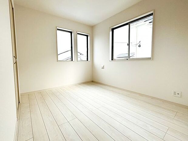 ☆東側5.25帖洋室☆腰高窓の家具の配置がしやすいお部屋♪家具選びの幅が広がります♪