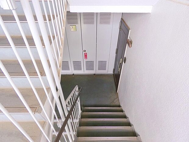 階段で上り下りをする団地です。管理体制が良くいつでも整った共用階段となっております。