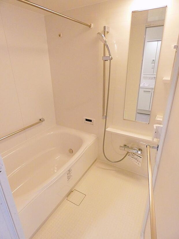 ゆったりとした広さのバスルームですね。お子様との入浴も楽になりますよ。清潔感溢れる雰囲気となっております。