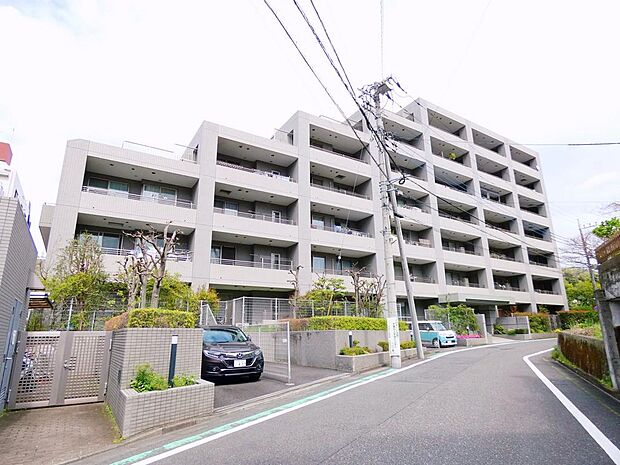 永山駅まで徒歩９分の好立地に建っております。周辺地域は、落ち着きのある戸建群が広がり、暮らしやすいかと思います。新耐震基準適合の築２５年マンションです。