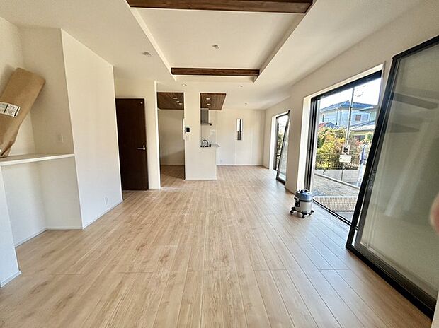 大きな窓で採光が望める明るいリビングダイニング