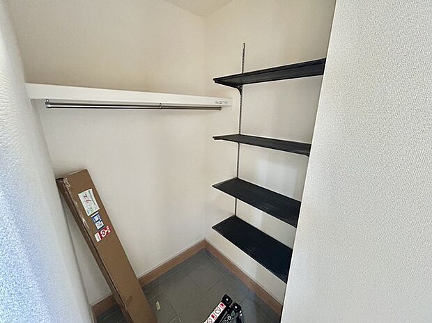 玄関にあるととても助かる土間収納　雨の日のレインコートなど中まで持ち込みたくない物など便利です