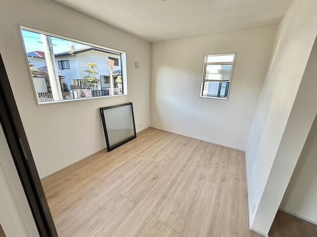 1階リビング横居室　たっぷりの収納があります