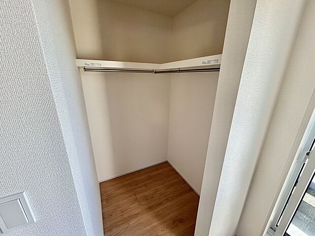 2階主寝室に設置されたウォークインクローゼット