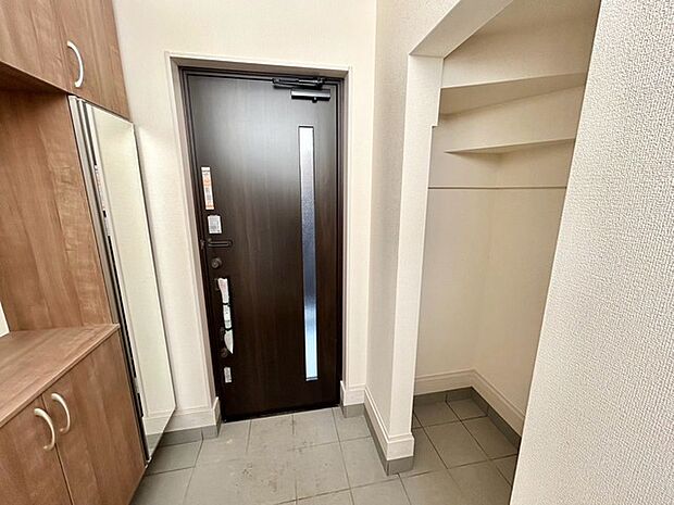 2026年3月撮影:玄関横には土間収納もあり、中に入れたくない雨に濡れたレインコート等便利に使えそうです