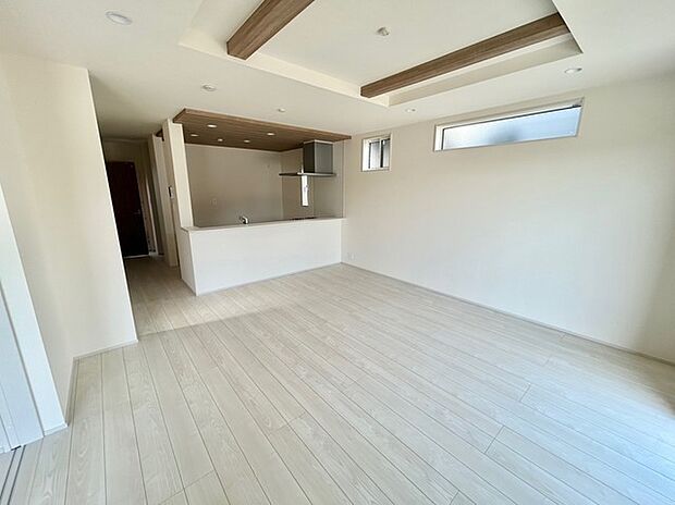 折上天井で空間に広がりを感じます、明るいLDK