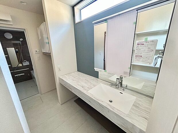 フラットなワイドカウンターで掃除も楽ですが、忙しい朝も身支度するのに充分な広さですね