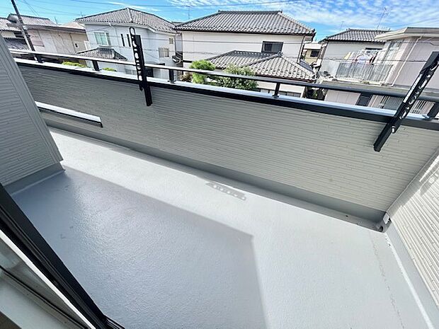 それぞれの居室から出入可能なバルコニー