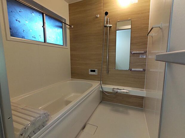 【リフォーム済/浴室】浴室はハウステック製の新品のユニットバスに交換しました。足を伸ばせる1坪サイズの広々とした浴槽で、1日の疲れをゆっくり癒すことができますよ。