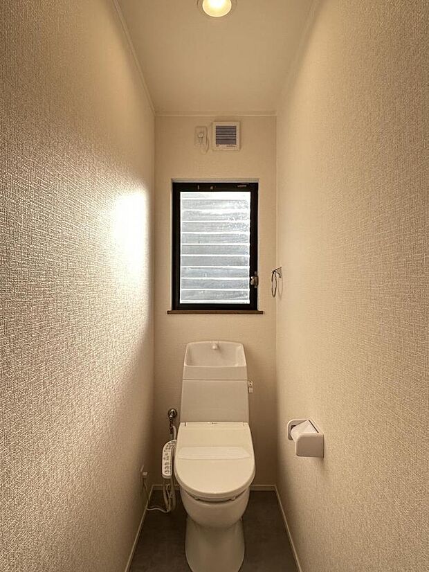 【リフォーム済/トイレ】トイレは新品交換いたしました。温水洗浄機能付・暖房便座のため機能的です。タオルリング・ペーパーホルダーも合わせて交換いたしました。