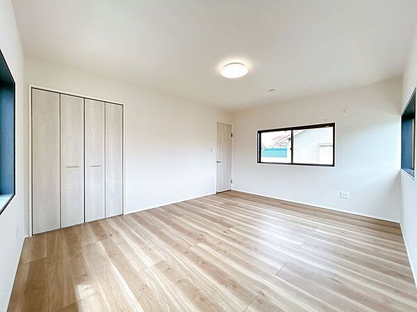 【リフォーム済/2階洋室】2階西側10畳洋室です。2階の洋室は全て床材上張り、クロス貼替、建具交換、照明取付を施しました。