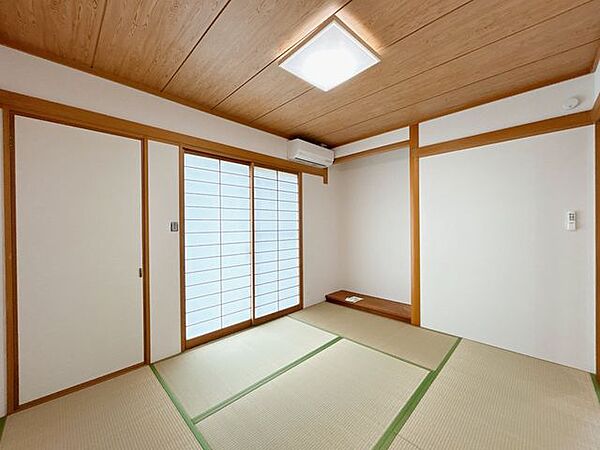 【リフォーム済み/1階和室】1階リビングの横にある6畳の和室です。畳、ふすま、障子、クロスはすべて張り替えを行いました。 リビングと隣接しているので、ふすまを開ければ親戚やお客様がたくさん来たときに…