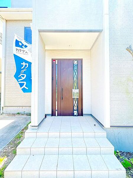 【玄関外観】木目調のおしゃれな玄関です。