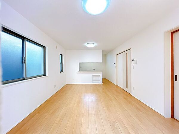 【リフォーム済み／リビング】約15.88帖のLDKです。家具等配置しやすい四角いLDKです。クロス貼替、クリーニングを行いました。