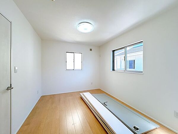 【リフォーム済み／2階洋室（3）5.25帖】クロス貼替、入口ドア交換、クリーニングを行いました。