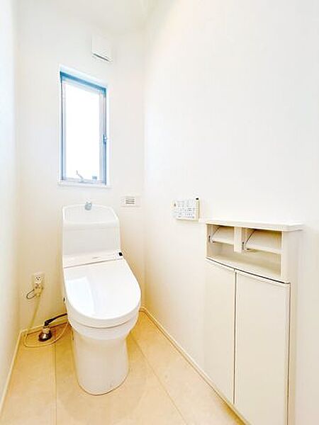 【リフォーム済み／2階トイレ】トイレはクリーニングを行いました。