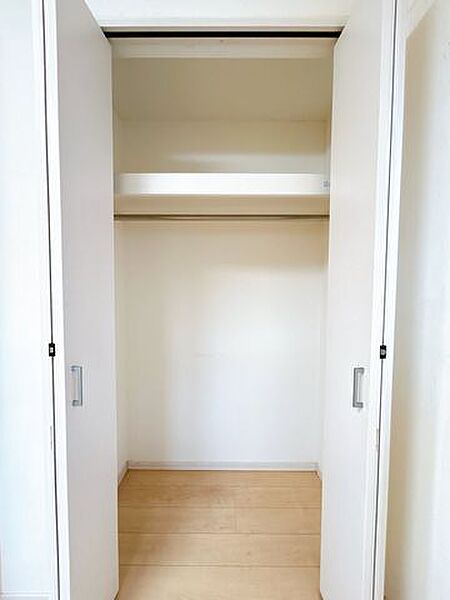 【リフォーム済み／収納】収納内はクロス貼替、クリーニングを行いました。