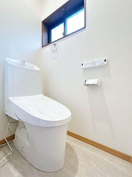 【リフォーム済み／トイレ】毎日使用するトイレ洗浄便座付きトイレに新品済みです。クロスやフロアの張替を一緒にすることで清潔感のある空間に。直接肌に触れる部分は新品がいいですね。