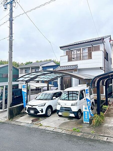 【リフォーム済み／外観】普通車二台駐車可能です。南向きでカーポート付です。