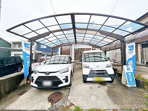 【リフォーム済み／駐車場】幅員4.0ｍの道路に5.2ｍ接道しています。駐車が容易に行えますね。