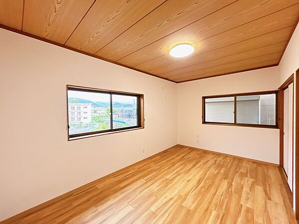 【リフォーム済み／二階北側洋室】二階7.5帖洋室です。元は和室でしたが洋室にリフォームしました。建具は襖を貼替えました。