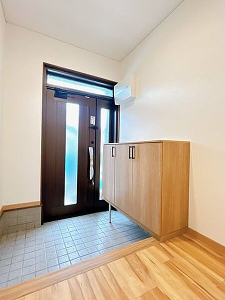 【リフォーム済み／シューズボックス】靴箱は新品致しました。クロスの張替も行っています。
