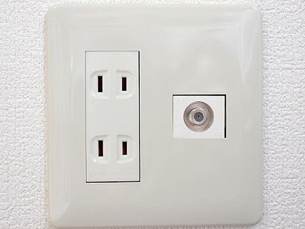 【同仕様写真/コンセント】全居室にコンセントとTVジャックを設置します。現状コンセントが足りない箇所には必要に応じて増設も行います。生活してみないと気付かない部分もカバーしています。