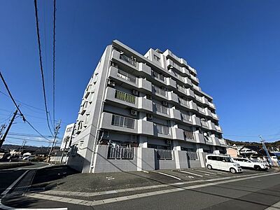 外観:【外観】南側から見た外観です。前面道路の幅もあり、目の前が駐車場のため日当たり良好なマンションです。 外観:【外観】南側から見た外観です。前面道路の幅もあり、目の前が駐車場のため日当たり良好なマンションです。