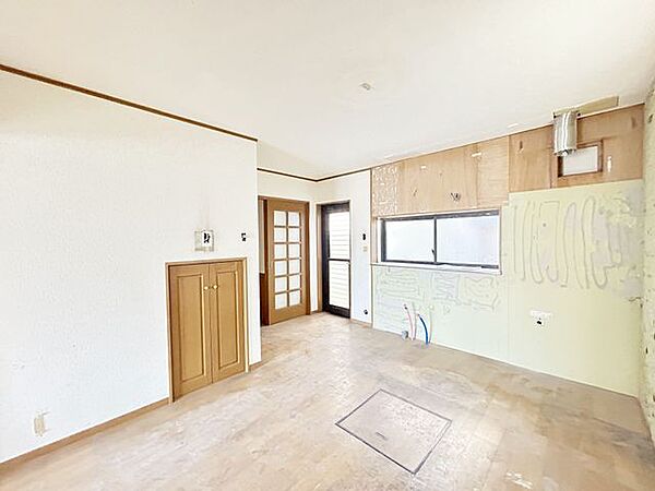 【リフォーム中/リビング】（7/11撮影）現在は屋内に全所有者様の荷物が残っておりますが、近日中に撤去を行い、リフォーム内容について大工さんと打ち合わせを行う予定です。