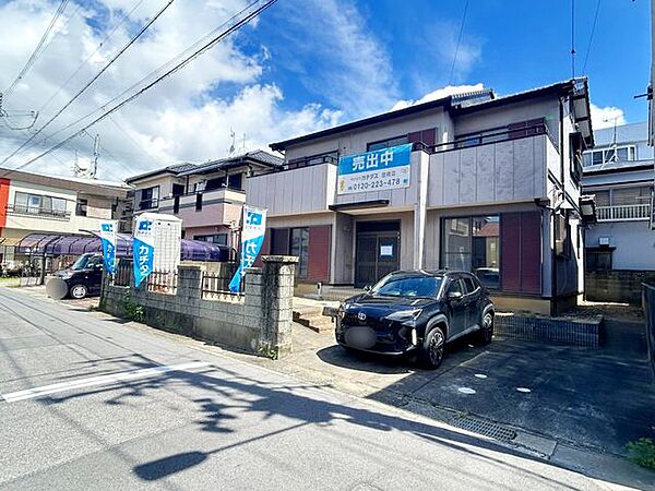 【リフォーム中/外観】（7/11撮影）南向きでバルコニーが広く、完成な住宅街に立地しています。クラスポまで750ｍの立地で、買い物に困らず生活いただけます。写真左側の庭を駐車場にする予定です。